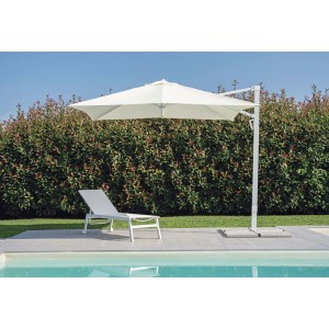 Ombrellone a braccio t.b.t., bianco, accanto a piscina e lettino. Protezione solare per giardino e terrazza.