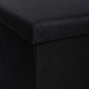Dettaglio di un pouf nero.