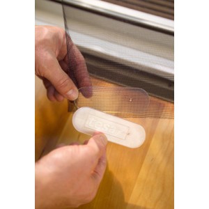 Installazione della zanzariera bianca Tesa Comfort con velcro, 220x120 cm.