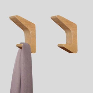 Due appendiabiti t.b.t. in legno chiaro, uno con sciarpa.