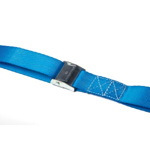 Dettaglio della cinghia di trasporto LUX blu con fibbia in metallo.