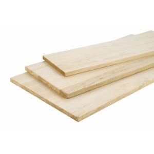 Pila di tavole di legno grezzo per progetti Ripiani in legno.