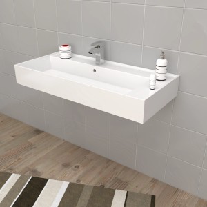 Lavabo singolo t.b.t. bianco a parete con rubinetto e accessori bagno.