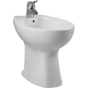 Bidet t.b.t. bianco con rubinetto, vista frontale.