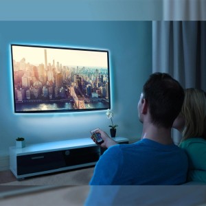 TV con illuminazione Brilo LED-Strip RGB, controllata da remoto per cambio colore e dimmer.