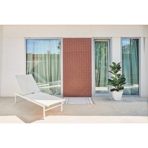 t.b.t. grigliato terracotta davanti alla finestra, con lettino e pianta. Schermo privacy per terrazza.