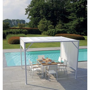 Gazebo t.b.t. bianco con tavolo da pranzo e sedie a bordo piscina.
