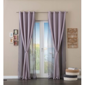 Tende t.b.t. lilla davanti a una porta finestra con vista mare.