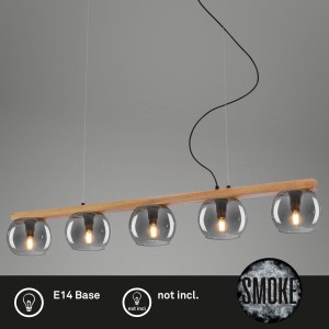 Lampada a sospensione moderna con cinque paralumi in vetro grigio e trave in legno.