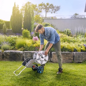 Avvolgitubo Gardena con uomo in giardino. Ideale per l'irrigazione.