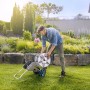 Avvolgitubo Gardena con uomo in giardino. Ideale per l'irrigazione.