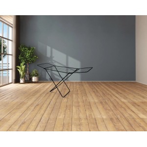 Stendibiancheria nero Kolibri, 183x93x55 cm, in una stanza su pavimento in legno.