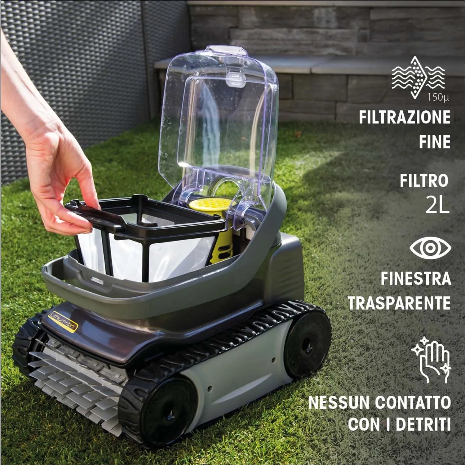 Robot per piscina t.b.t. con filtro in fase di inserimento. Pulizia automatica della piscina facilitata.