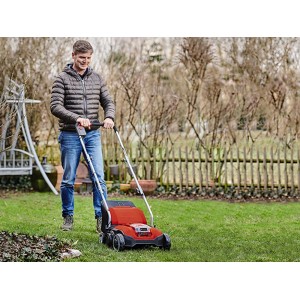 Scarificatore a batteria Einhell GC-SC 18/28 Li-Solo Power X-Change in uso per la cura del prato.