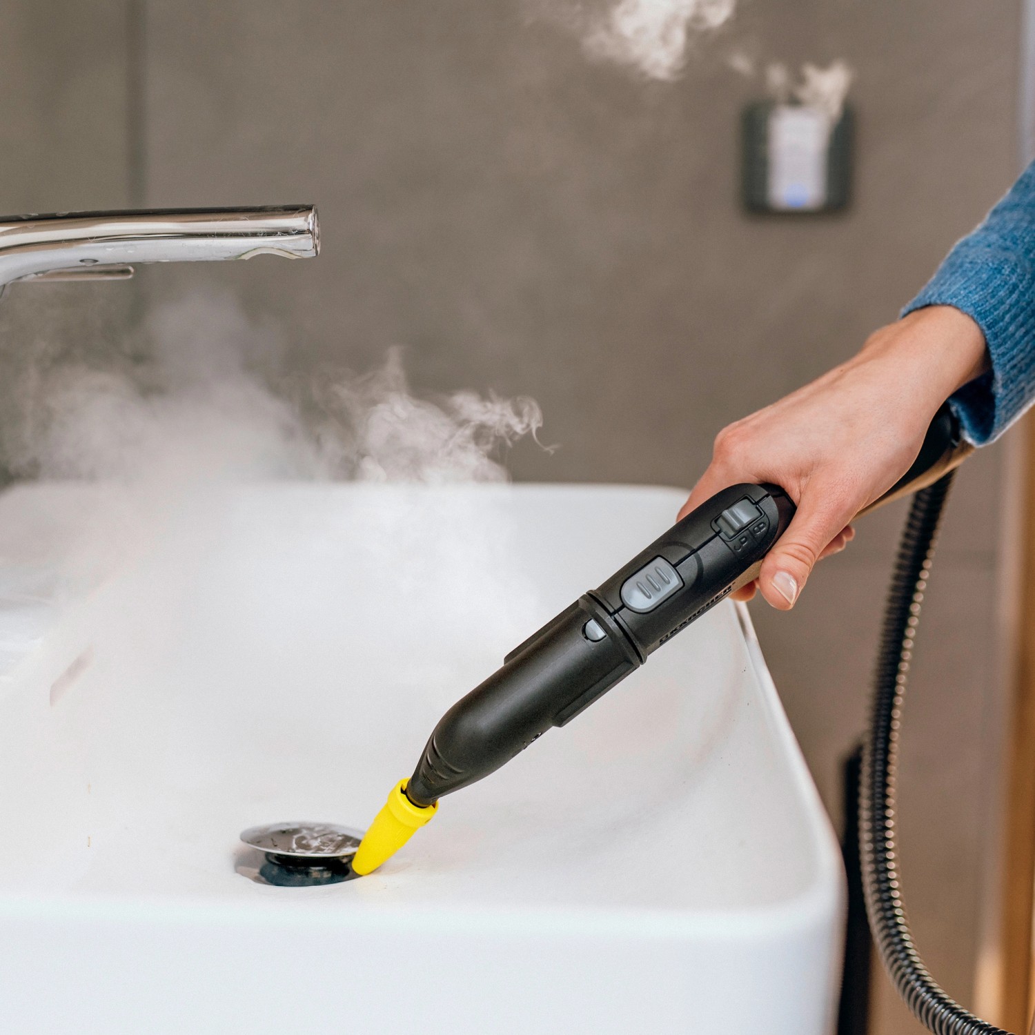 Pulitore a vapore Kärcher SC 5 EasyFix Iron Plug in uso per pulire un lavandino.