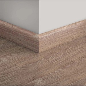 Battiscopa color legno (Battiscopa) su parete e pavimento.