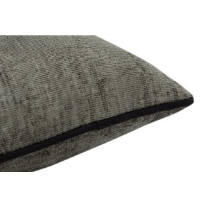 Primo piano di un cuscino decorativo grigio con bordino nero.