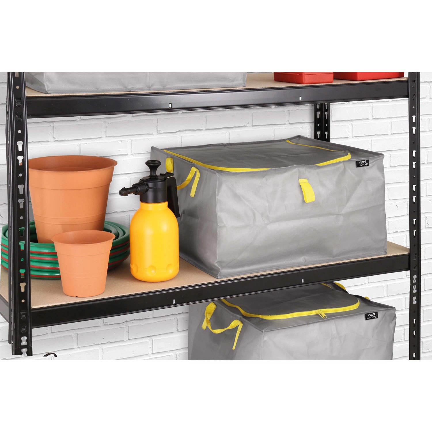 Organizer armadio t.b.t. grigio con dettagli gialli su scaffale.