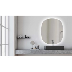 Specchio da parete t.b.t. con illuminazione LED in bagno moderno.