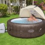 Tettuccio parasole Bestway LAY-Z-SPA sopra vasca idromassaggio marrone con coppia in giardino.