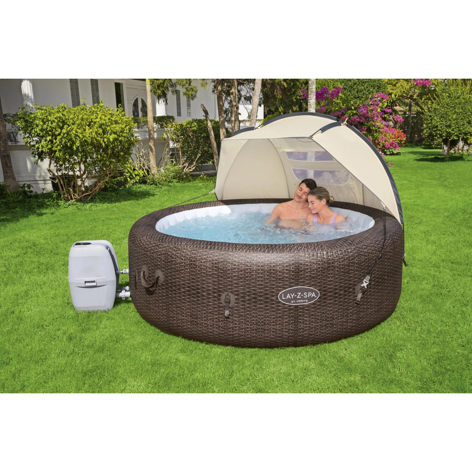 Tettuccio parasole Bestway LAY-Z-SPA sopra vasca idromassaggio marrone con coppia in giardino.