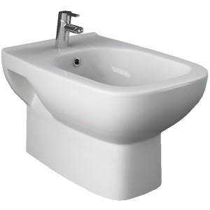 Bidet t.b.t. bianco con rubinetto, vista frontale.