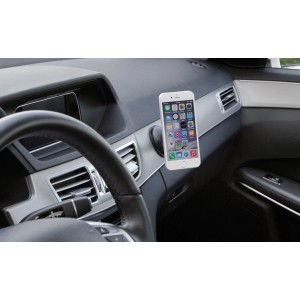 Smartphone su supporto magnetico t.b.t. per auto nell'abitacolo.