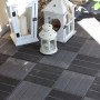 Piastrelle grigie per patio con lanterne decorative per esterni.