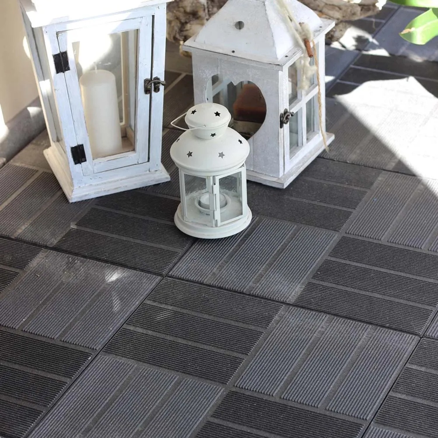 Piastrelle grigie per patio con lanterne decorative per esterni.