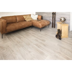 Pavimento in laminato rovere chiaro Fresco Leave in soggiorno con divano in pelle marrone.
