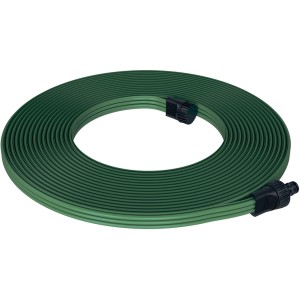 Tubo di irrigazione Tubi verde arrotolato con connettori neri.