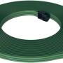 Tubo di irrigazione Tubi verde arrotolato con connettori neri.