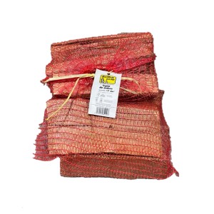 Legna da ardere in rete, combustibile per un fuoco accogliente.