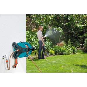 Gardena Avvolgitubo a parete Classic 50 Set con tubo da giardino in uso.