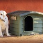 Labrador chiaro seduto davanti a una cuccia verde della categoria Cucce per cani.