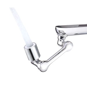 Attacco rubinetto Rompigetto cromato con getto d'acqua.