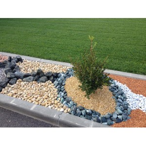 Esempio di design del giardino con ghiaia decorativa e graniglia in vari colori.