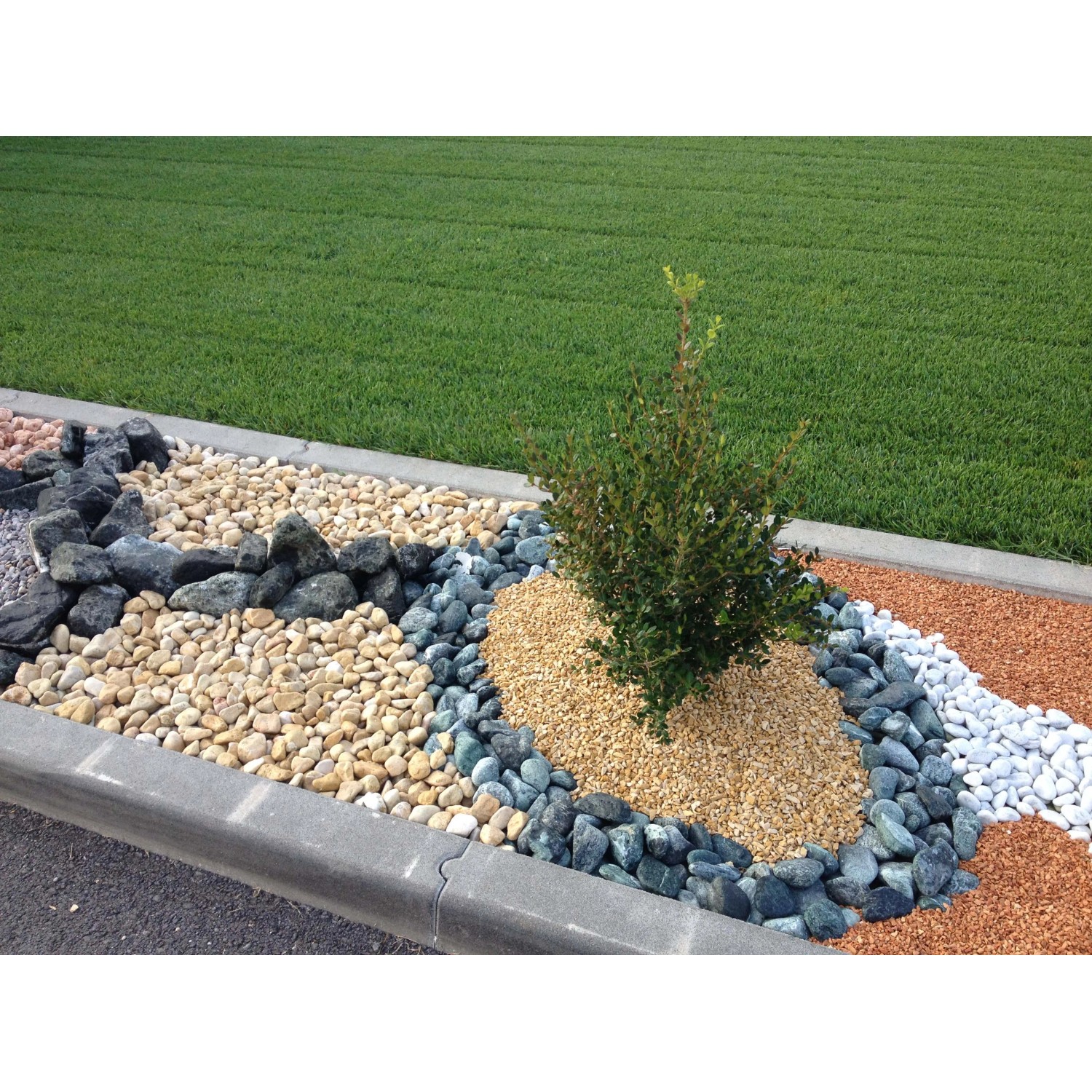 Esempio di design del giardino con ghiaia decorativa e graniglia in vari colori.