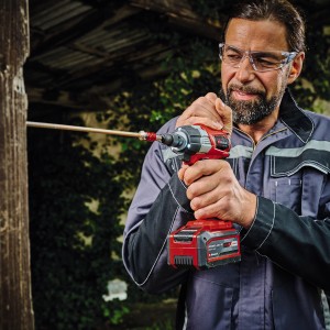 Avvitatore a impulsi a batteria Einhell TP-CW 18 Li BL-Solo avvita nel legno.