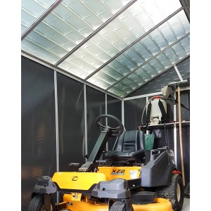 Vista interna: casetta da giardino in metallo Palram Yukon antracite con trattorino. Casette da giardino per rimessaggio.