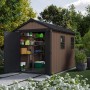 Casetta da giardino in plastica con scaffali e porta aperta in ambiente giardino.