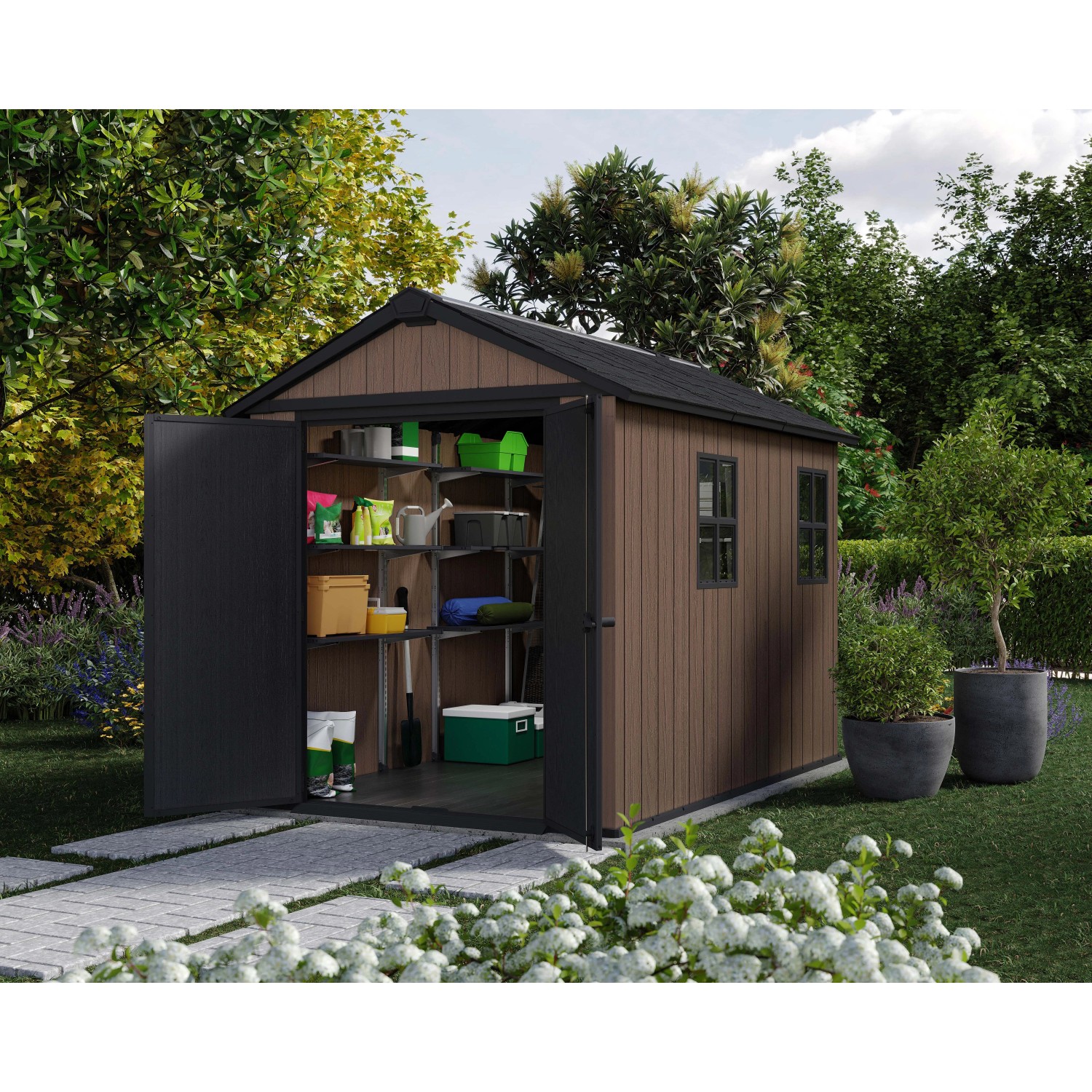 Casetta da giardino in plastica con scaffali e porta aperta in ambiente giardino.