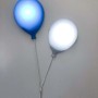 Lampada da soffitto a LED t.b.t. a forma di palloncino, blu e bianca.