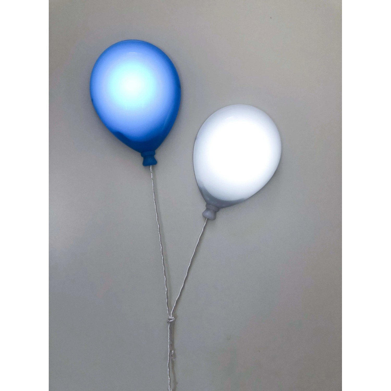 Lampada da soffitto a LED t.b.t. a forma di palloncino, blu e bianca.