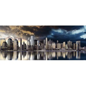 Quadri: Skyline con riflesso nell'acqua sotto un cielo drammatico.