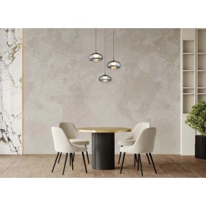 Tre lampade a sospensione grigie t.b.t. sopra il tavolo da pranzo. Sospensioni moderne per sala da pranzo.