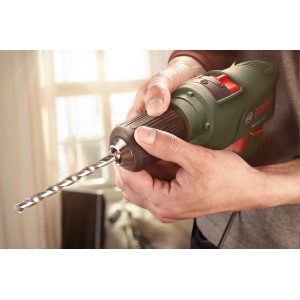 Trapano a percussione Bosch EasyImpact 600 con arresto di profondità in uso.