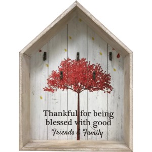 Bacheche portachiavi decorativo a forma di casetta con albero e scritta.