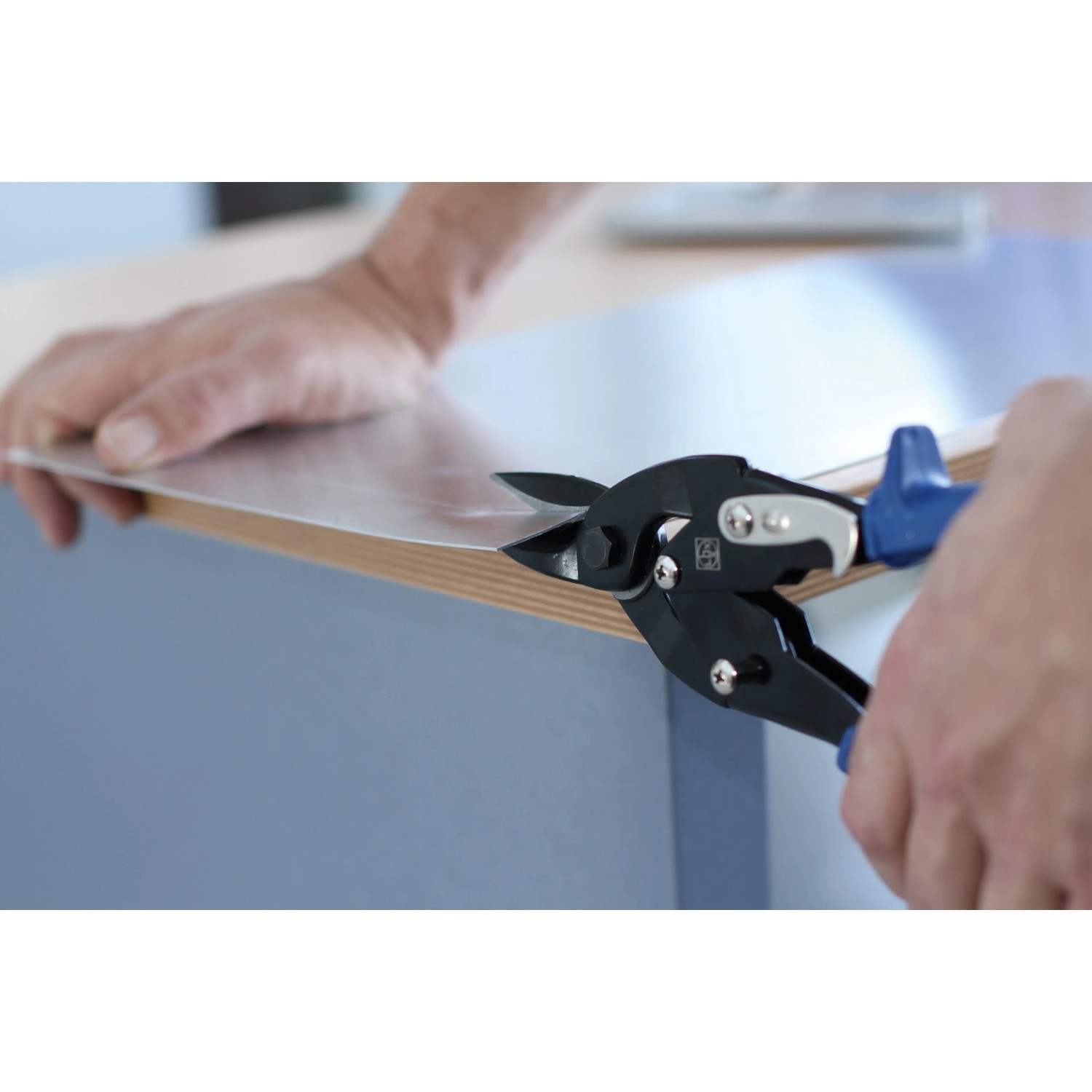 Cesoie per lamiera LUX Classic 240 mm tagliano la lamiera. Pinze con manico blu.