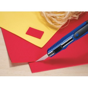 Coltello di precisione LUX Classic taglia pannello rosso, pannello giallo sullo sfondo.